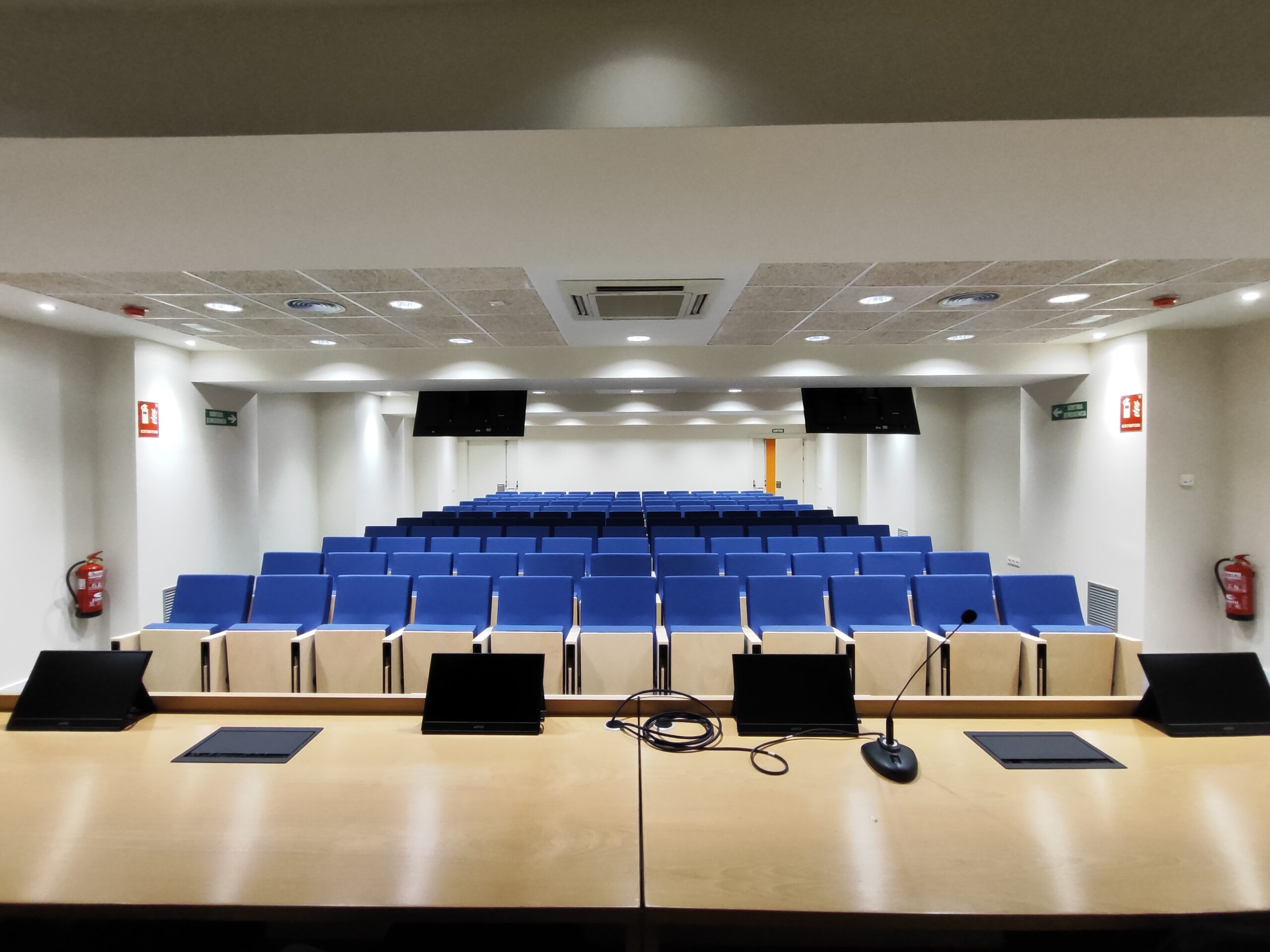 REFORMA DE LA SALA D’ ACTES DE LES FACULTATS D’ INFERMERIA I MEDICINA DE LA UNIVERSITAT DE GIRONA